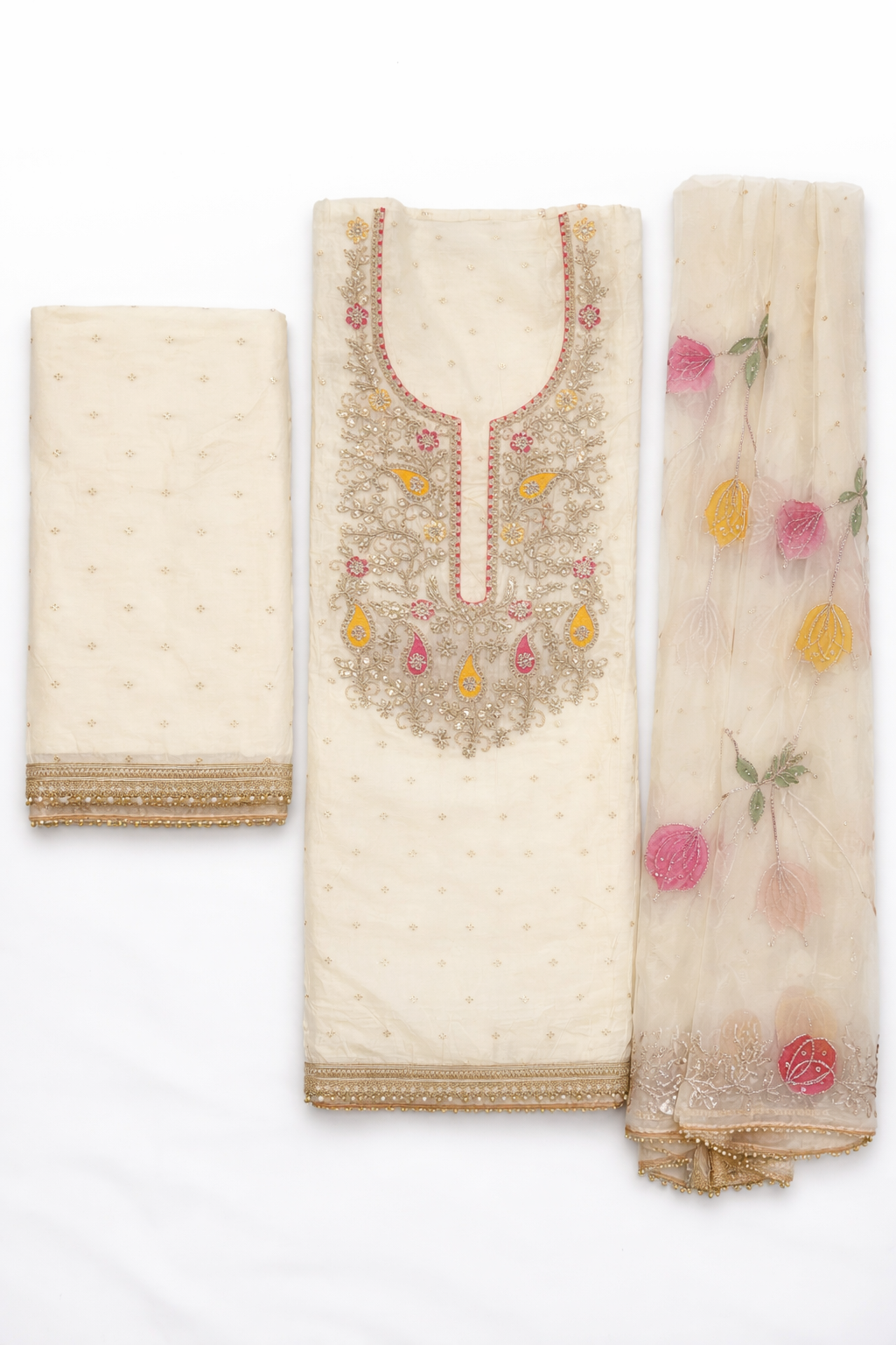 Royal Cream Embroidered Suit 💫
Nazakat aur elegance ka perfect combination.
