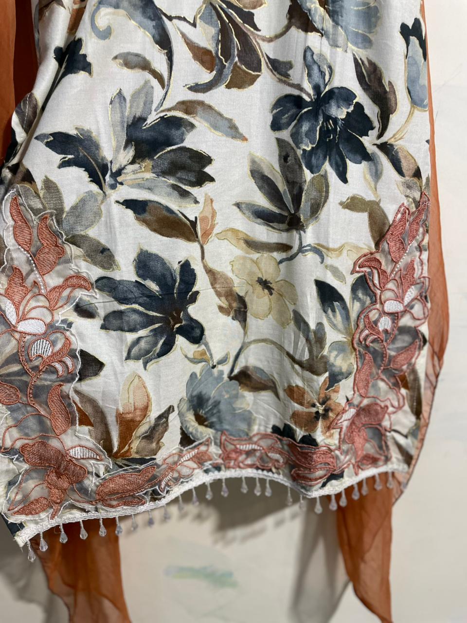 👗White Embroidered Pakistani Style Suit🛍️